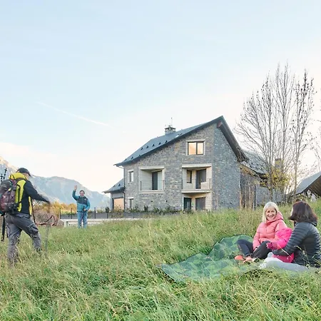 Farma Casa De La Paz En El Valle De Tena Sandiniés