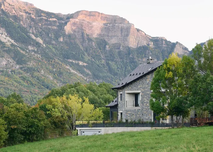Casa De La Paz En El Valle De Tena Alloggio per agriturismo *